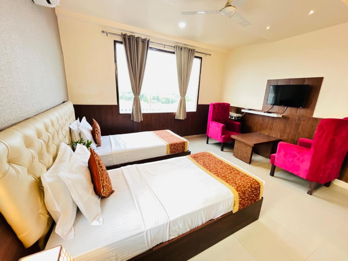 Hotel The Leaf - Gomti Nagar ลัคเนา ภายนอก รูปภาพ